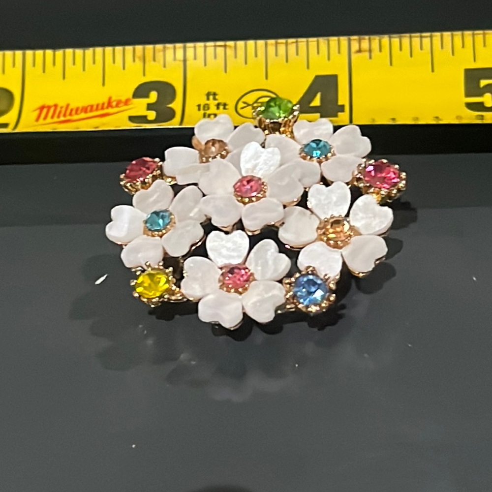 Floral brooch
